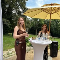 Dagmar Kopečková präsentiert ihre Moravino-Weine auf der Terrasse der Villa Tugendhat in Brünn.