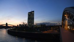 EZB: Das Ende der Anleihekäufe kündigt die Zentralbank während einer auswärtigen Sitzung in Riga an.