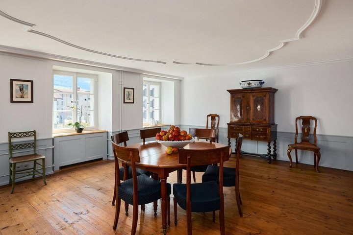 Die Räumlichkeiten bieten ein ideales Ambiente für gehobene Wohnkultur oder einen repräsentativen Rahmen.
