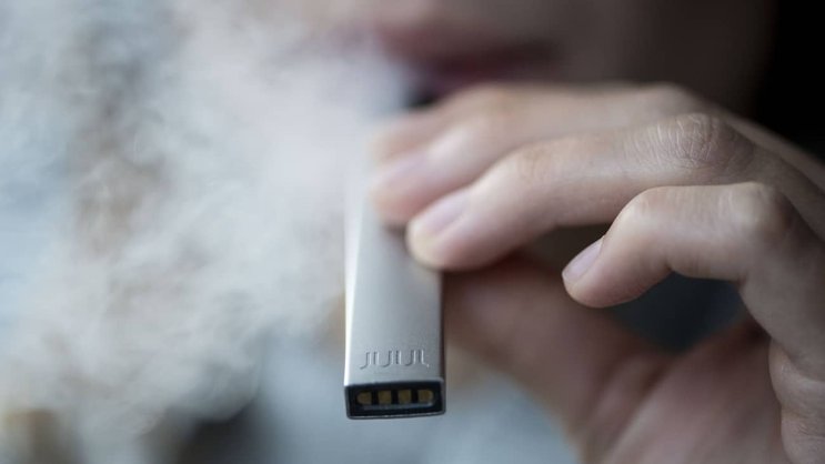 Umstrittenes Dampfen: Nach zahlreichen Erkrankungen und sogar Todesfällen gilt der Konsum von E-Zigaretten als Gesundheitsrisiko.