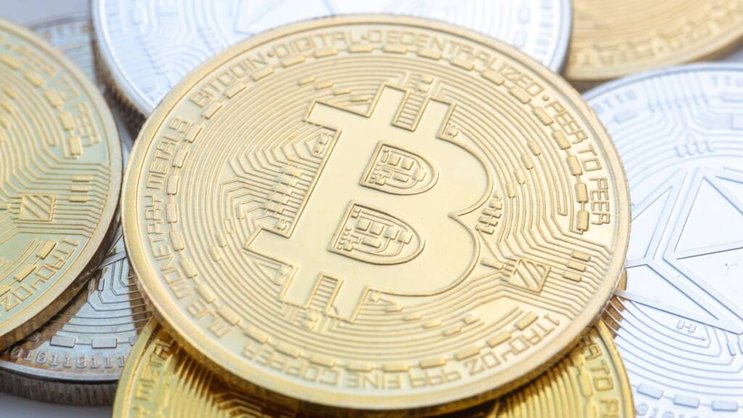 Im Sog des Bitcoin rauschten in der Nacht auf Dienstag auch die anderen grösseren Kryptowährungen nach unten: Münzen mit den Symbolen von Bitcoin und Ethereum.