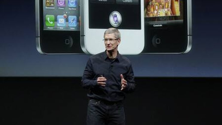 Nicht beliebt bei Samsung: das iPhone 4S, präsentiert von Apple Chef Tim Cook. (Bild: Keystone)