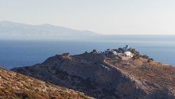 Seit dem Weggang der letzten Mönche im Jahr 1833 dient das Kloster Panagia Kastriani auf Kea als Pilgerstätte und Schauplatz religiöser Feierlichkeiten.