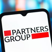 Logo der Partners Group auf einem Smartphone.