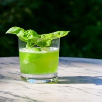 Der Mix aus Gin, Basilikum, Zitrone und Zucker ist köstlich!