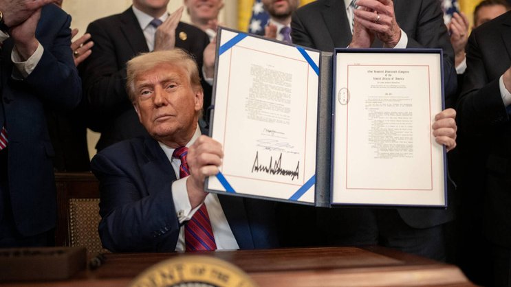 US-Präsident Donald Trump im Juli bei der Unterzeichung des Genius Act.