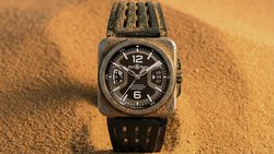 Bell & Ross unterstützt das Defender Rally Team in der World Rally-Raid Championship 2026. Passend dazu gibts die BR-X5 Black Titanium.