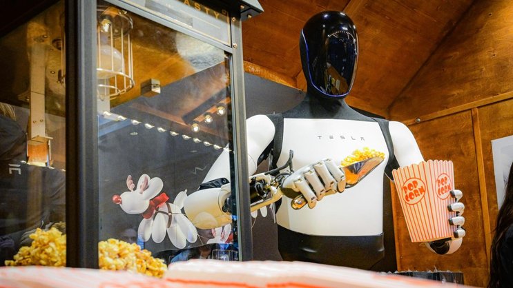 Der humanoide Roboter «Optimus» von Tesla beim Abfüllen von Popcorn in eine Tüte (12.12.2025).