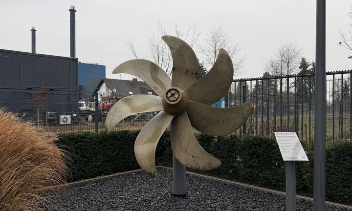 Mit der Ausserdienststellung der drei U-Boote konnte Sinn nicht nur das Basismaterial für die Uhrengehäuse kaufen, vor dem Firmensitz in Frankfurt steht nun auch der Propeller aus Schiffsbronze des 48,6 Meter langen U-Boots U15.