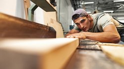 Schreiner an der Arbeit: KMU wissen wenig darüber, was KI-Systeme über sie wissen.