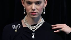 Die Naturperle der Marie-Antoinette: Gezeigt 2018 an der Auktion von Sotheby’s, wo sie alle Preiserwartungen um ein Vielfaches übertraf.