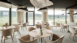 Blick in die Brasserie Le Gogant – die grossen Lampenschirme sind Modelle der Seebassins im Tal.