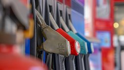 Eine Tanksäule an der Tankstelle.