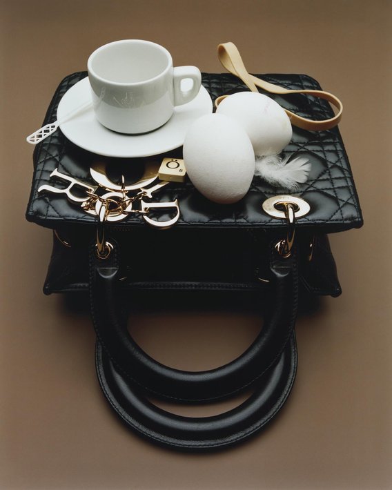 Tasche Lady Dior aus Lammleder mit Cannage-Ziernähten und Metallanhänger in Goldfinish, mittelgrosses Modell.