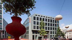 Klare Nummer eins im Hypo-Markt: Sitz der Raiffeisen-Gruppe in St. Gallen, Kunst am Bau.