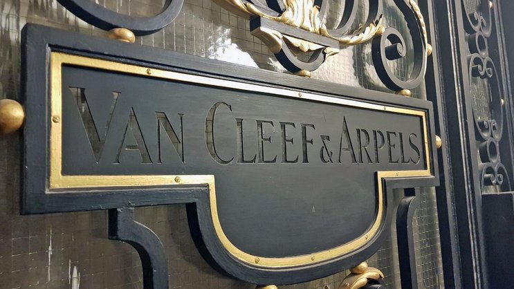 Schriftzug der Schmuckmarke von Van Cleef and Arpels in Paris - Die Marke gehört Richemont.