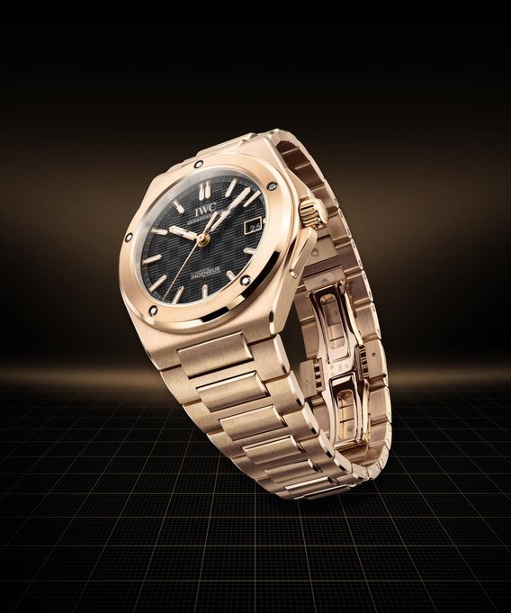 IWC, Ingenieur Die Ingenieur Automatic 40 verfügt über ein Gehäuse und ein integriertes Armband aus 18 Karat Rotgold, ein schwarzes Zifferblatt, Appliken aus Gold sowie vergoldete Zeiger. Preis: 47’800 Franken.