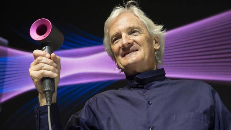Stolz: Dyson-Gründer James Dyson zeigt den neuen Supersonic Haartrockner. PR