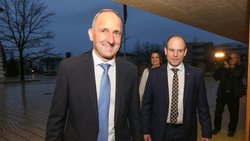 Liechtensteins Regierungschef Adrian Hasler (links) weist Vorwürfe von sich, Liechtenstein habe die Schweiz auf die graue Liste gebracht.