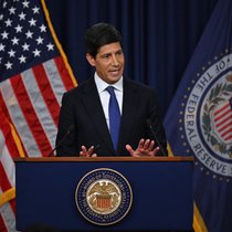 Fed-Chef Kevin Warsh lässt den US-Leitzins unverändert.