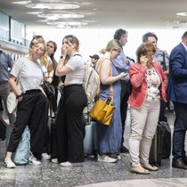 Warten auf den Flug: 72 Prozent der stornierten Flüge aus der und in die Schweiz waren Abendflüge.