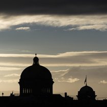 Bundeshaus in Bern: Der Nationalrat will mit Darlehen der Wohnungsknappheit entgegenwirken.