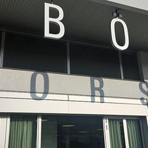Schriftzug am Gebäude der Schweizer Börse SIX in Zürich.