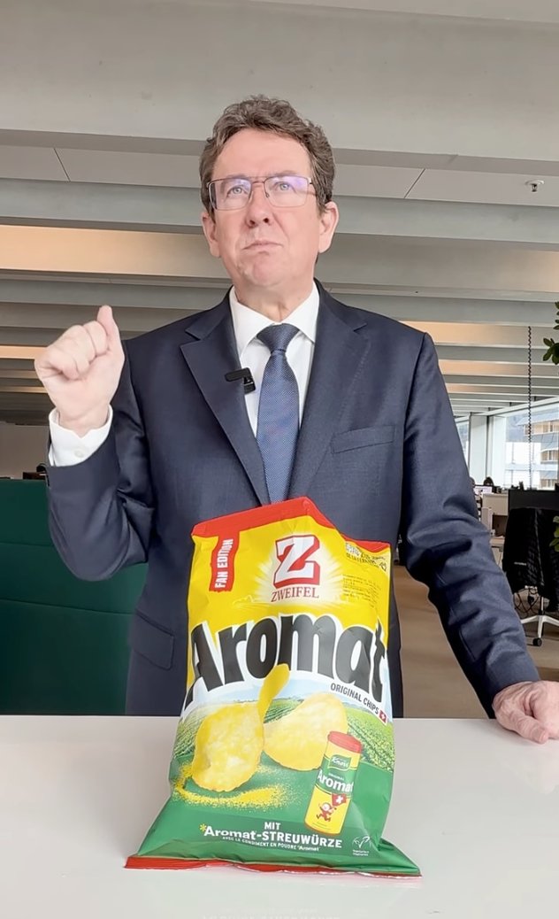 Bundesrat Albert Rösti isst Aromat-Chips von Zweifel (bei einem Redaktionsbesuch bei der Südostschweiz in Chur).