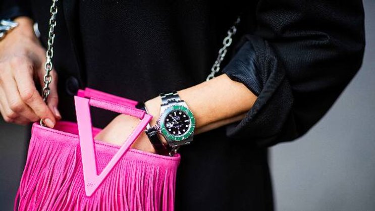 Investitionsgut: Rolex-Uhr am Handgelenk einer Influencerin.