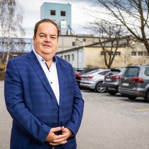 SVP-Politiker Thomas Fuchs will in Grächen für neue warme Betten sorgen.