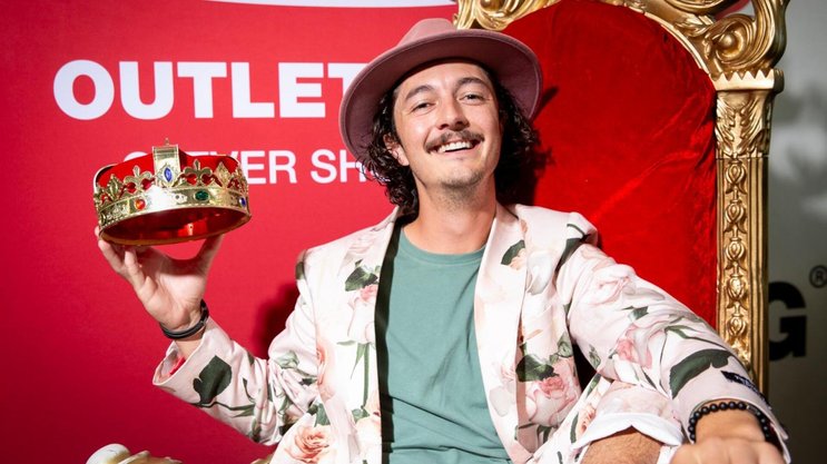 Bunter Unternehmer: Auffallen gehört für den Inhaber des Outlet King zum Konzept. Seine Posts gehen oft viral.
