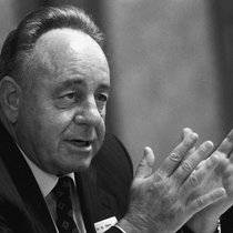 Nikolaus Senn im November 1992 an einem Pressegespräch in Aarau.  Keystone