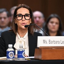 US-Chefjuristin Barbara Levi musste gemeinsam mit US-Chef Rob Karofsky vor dem Justiz-Ausschuss des US-Senats aussagen wegen des Umgangs der UBS mit Nazi-Konten.