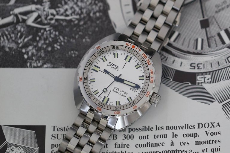 Tiefer als jedes Schweizer Gewässer: die SUB 1500T aus aktueller Produktion (hier die «Searambler» mit silberfarbenem Zifferblatt vor dem Original von 1967) ist sogar bis 1500 Meter wasserdicht.