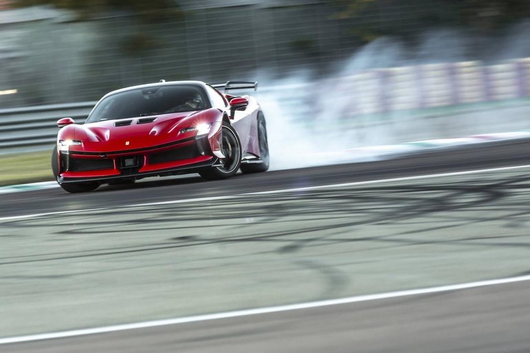 Ein Ferrari SF 90XX Stradale auf der Ferrari-Rennstrecke in Fiorano.
