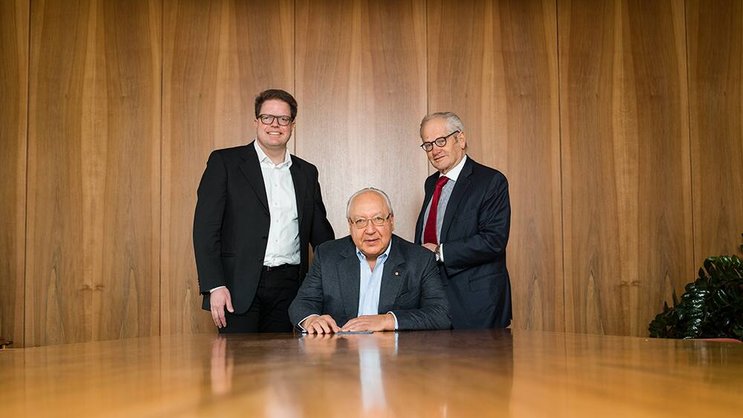 Schwarzenbach (M.) mit Anwalt Ulrich Kohli (r.) beim Gemeindepräsidenten Markus Ernst.Di Domenico