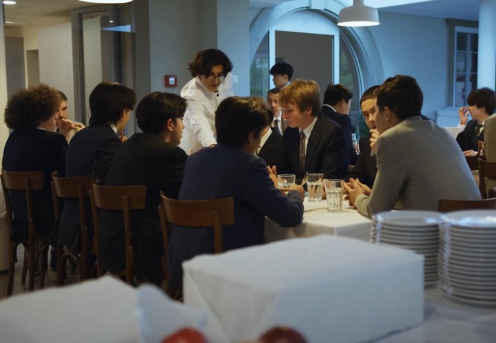 Zum Abendessen müssen Schüler Hemd und Krawatte tragen.