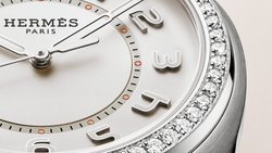 Hermès Cut: Keine Datumsanzeige, dafür eine Krone bei 13.30 Uhr.