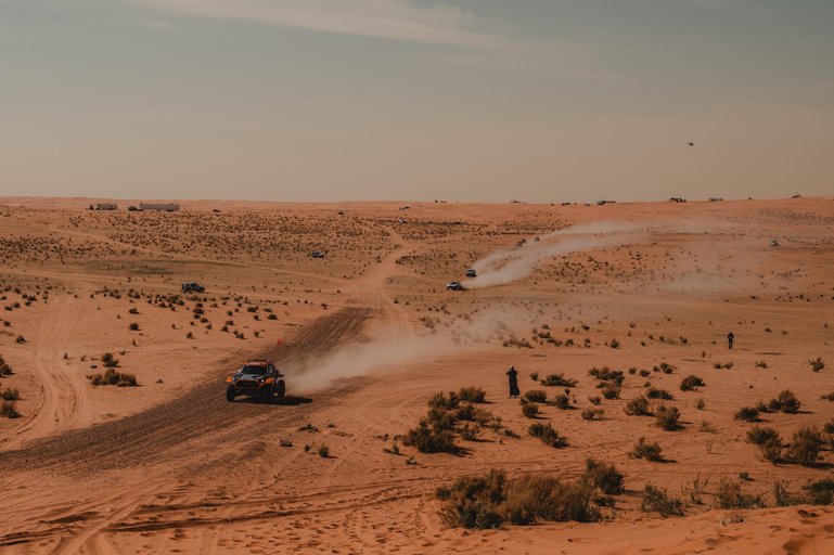 Die Wüste lebt. Wie kleine Käfer düsen die Rallyecars durch die Staubwolken über den heissen Sand.