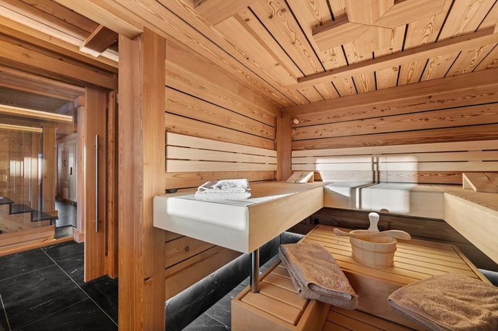 Eine grosse Wellnessanlage gehört zum noblen Chalet-Trio.