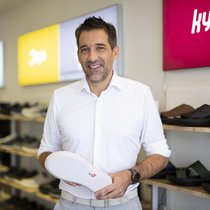 Co-CEO Claudio Minder ist stolz auf den Schweizer Produktionsstandort in Sennwald SG.