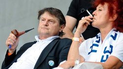 Probleme an allen Fronten: Ancillo und Heliane Canepa haben an Spielen des FC Zürich derzeit nur ihre Raucherwaren fest im Griff