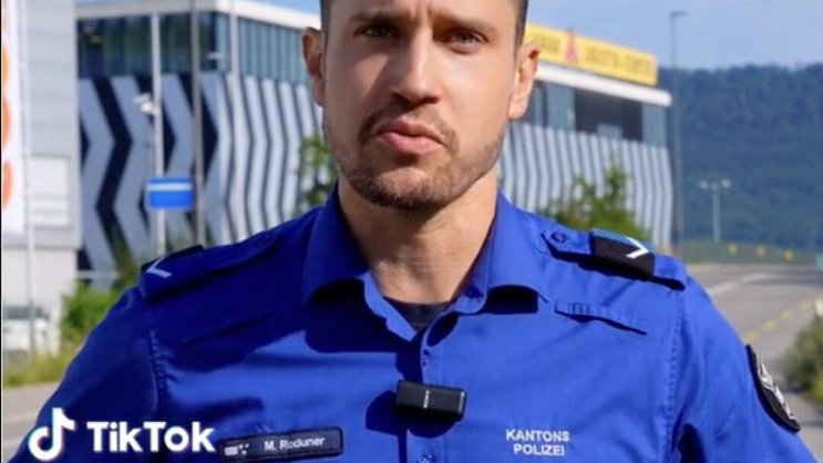 Marco Roduner gehört zum fünfköpfigen Team, das für den Auftritt der Kapo Aargau in den sozialen Medien verantwortlich ist.