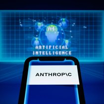 Das Anthropic-Logo wird auf einem Smartphone vor dem Hintergrund einer visuellen Darstellung künstlicher Intelligenz angezeigt.