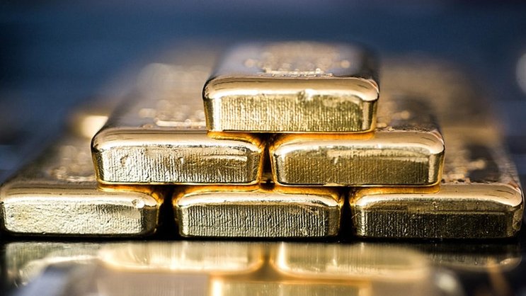 Aufgestapelte Goldbarren.