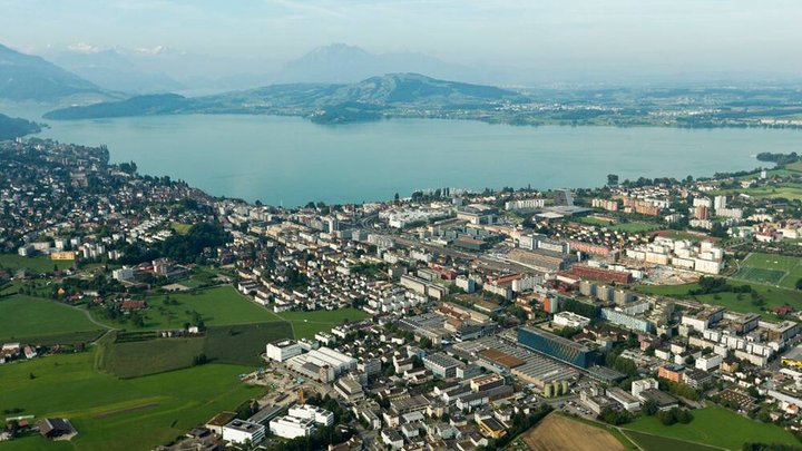Die Stadt Zug von oben: Die Stadtverwaltung akzeptiert Bitcoin seit 2016 als Zahlungsmittel.