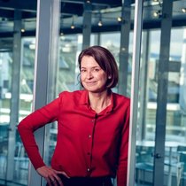 Exorbitante Steuern, fehlende Fachkräfte, bürokratische Behörden und ein Flughafen ohne interkontinentale Anbindung: Deshalb ist SGS von Genf nach Zug umgezogen – nicht wegen des Arbeitsweges von CEO Géraldine Picaud.