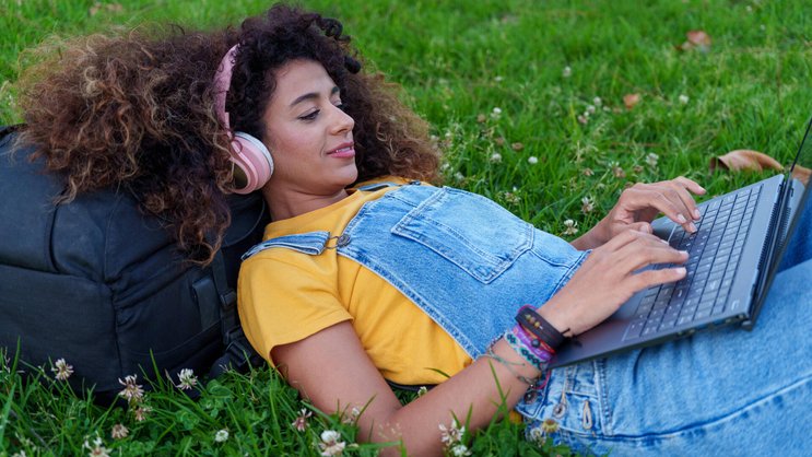 Die Generation Z (1995-2010) ist oft mit dem Vorurteil konfrontiert, weniger arbeiten zu wollen als andere Generationen.