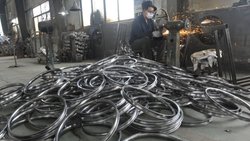 Stahlfabrik im chinesischen Hangzhou: Viele Unternehmen exportieren weniger in die USA wegen der höheren Zölle.