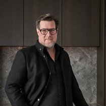 Sven Baacke (51) hat an der Akademie für Bildende Künste in Stuttgart Produktgestaltung studiert. Er ist Chefdesigner des deutschen Haushaltsgeräteherstellers Gaggenau.